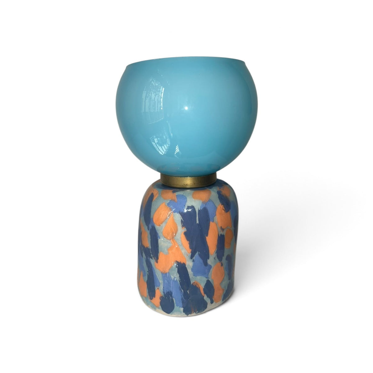 Lámpara de sobremesa artesanal con base de cerámica pintada a mano y tulipa de cristal azul 26 cm.
